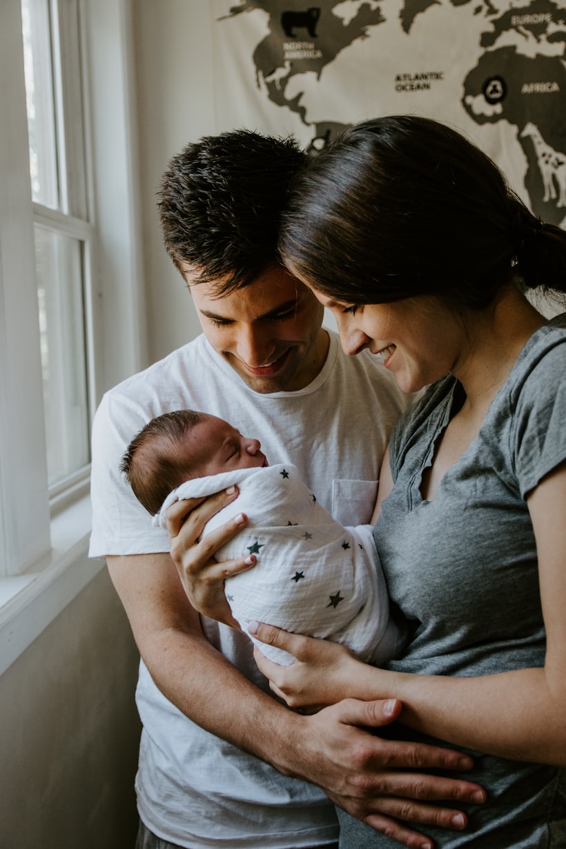 Família com bebê recém-nascido